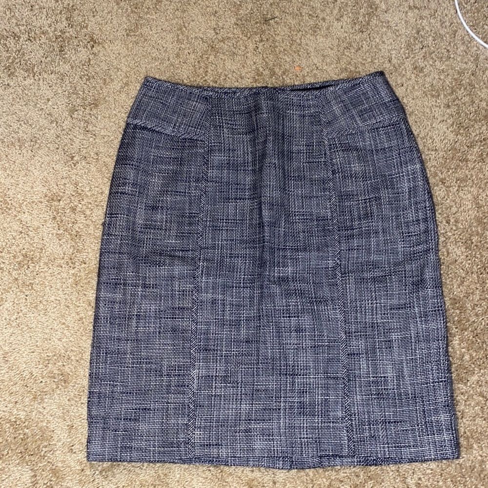 Banana Republic navy/white skirt with pleating and small slit in back.
